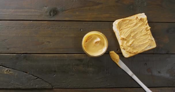 Video Primer Plano Tostadas Con Mantequilla Maní Sobre Fondo Madera — Vídeo de stock