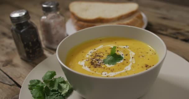 Video Von Gemüsecremesuppe Schüssel Auf Holztisch Mit Dekorationen Amerikanische Küche — Stockvideo