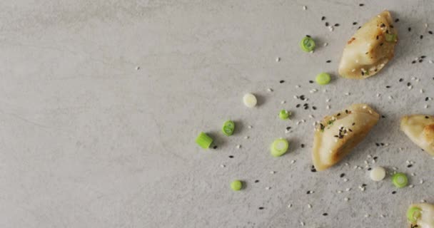 Composizione Gnocchi Gyoza Salsa Soia Con Bacchette Fondo Grigio Concetto — Video Stock