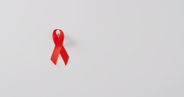 Video Zblízka Červené Rakoviny Stuhy Bílém Pozadí Srdce Den Oslavy — Stock video