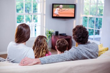 Evde kanepede otururken televizyon izlerken aile