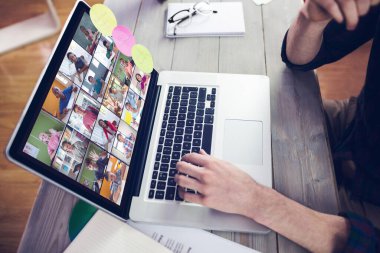 Müzik app midsection yaratıcı düzenleyicisinin üstünde laptop çalışma karşı