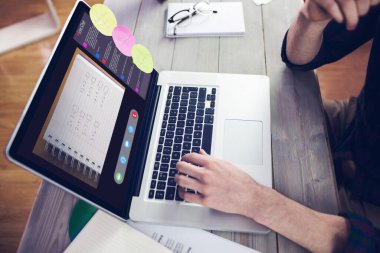 Müzik app midsection yaratıcı düzenleyicisinin üstünde laptop çalışma karşı