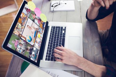 Müzik app midsection yaratıcı düzenleyicisinin üstünde laptop çalışma karşı