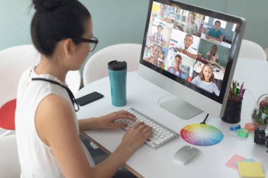 Asyalı kız ekranda çeşitli ilköğretim öğrencileri gülümserken görüntülü konuşma için bilgisayar kullanıyor. iletişim teknolojisi ve çevrimiçi eğitim, dijital kompozit resim.