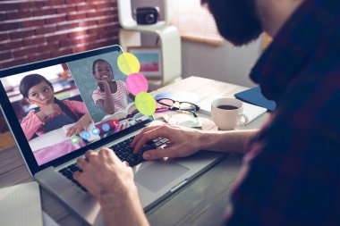 Fotoğraf apps midsection yaratıcı düzenleyicisinin üstünde laptop yazmaya karşı