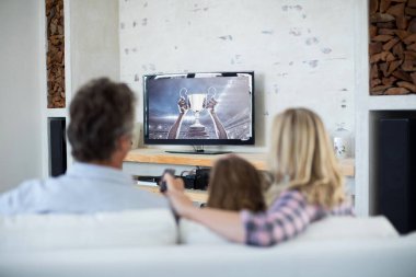 Evde oturup televizyonda spor müsabakalarını izleyen aile manzarası. spor, rekabet, eğlence ve teknoloji konsepti dijital kompozit görüntü.