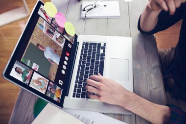 Müzik app midsection yaratıcı düzenleyicisinin üstünde laptop çalışma karşı