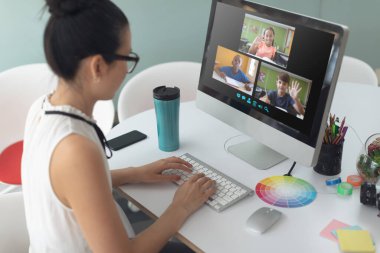 Görüntülü konuşma için dizüstü bilgisayar kullanan Asyalı bir kız. Ekranda çeşitli ilkokul öğrencileri gülümsüyor. iletişim teknolojisi ve çevrimiçi eğitim, dijital kompozit resim.