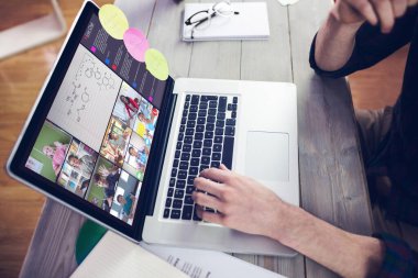 Müzik app midsection yaratıcı düzenleyicisinin üstünde laptop çalışma karşı