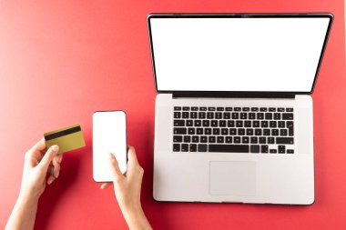 Bilgisayarın kompozisyonu, kopyalama alanı ve elinde akıllı telefon ve kredi kartı olan. Perakende, alışveriş ve Kara Cuma konsepti.