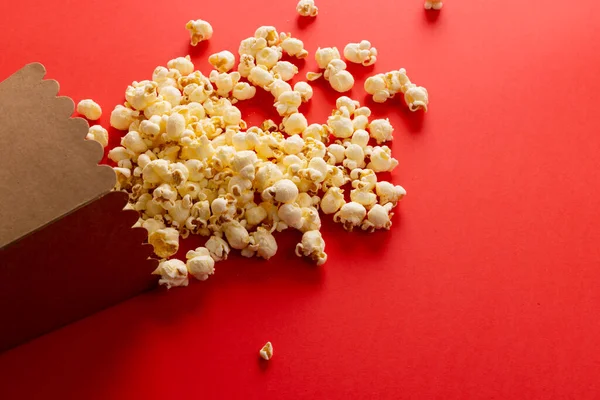 Image Maïs Soufflé Couché Sur Une Surface Rouge Nourriture Snacks — Photo