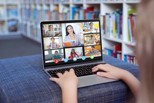 Menina Caucasiana Usando Laptop Para Chamada Vídeo Com Sorrindo Alunos — Fotografia de Stock