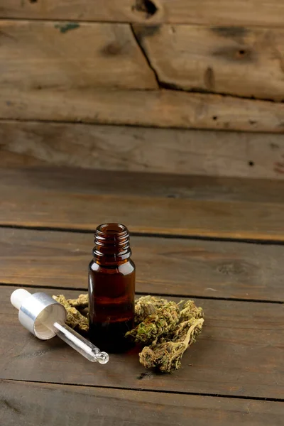 Вертикальное Изображение Масла Cbd Бутылке Деревянном Фоне Cbd Масло Медицинская — стоковое фото