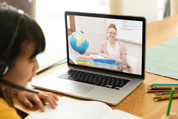 Menina Asiática Usando Laptop Para Chamada Vídeo Com Sorridente Branco — Fotografia de Stock