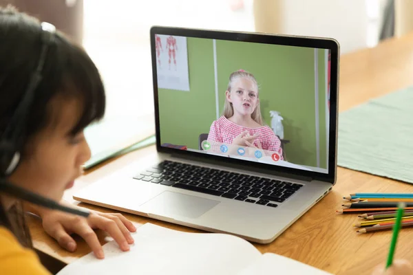 Menina Asiática Usando Laptop Para Chamada Vídeo Com Aluno Escola — Fotografia de Stock