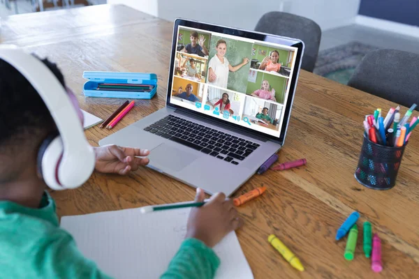 Африканский Американец Использующий Ноутбук Видеозвонков Различными Учениками Начальной Школы Экране — стоковое фото