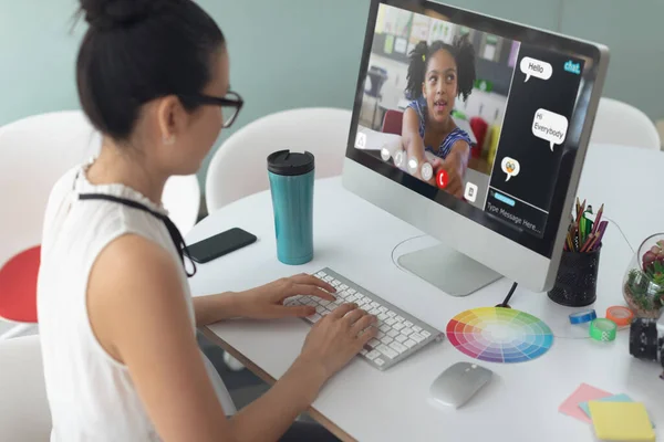 Video Görüşmesi Için Bilgisayar Kullanan Beyaz Bir Kız Ekranda Gülümseyen — Stok fotoğraf