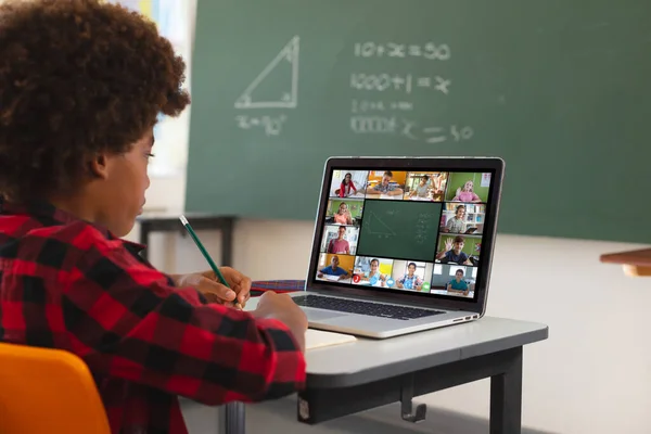 Menino Afro Americano Usando Laptop Para Videochamada Com Diversos Alunos — Fotografia de Stock