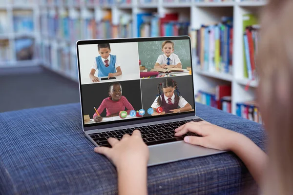 Καυκάσιος Κορίτσι Που Χρησιμοποιεί Φορητό Υπολογιστή Για Βιντεοκλήση Χαμογελαστούς Μαθητές — Φωτογραφία Αρχείου