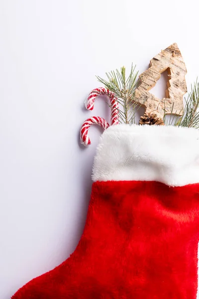 Yılbaşı Çorabındaki Noel Süslemeleri Beyaz Arka Plandaki Boşluğun Kopyası Noel — Stok fotoğraf