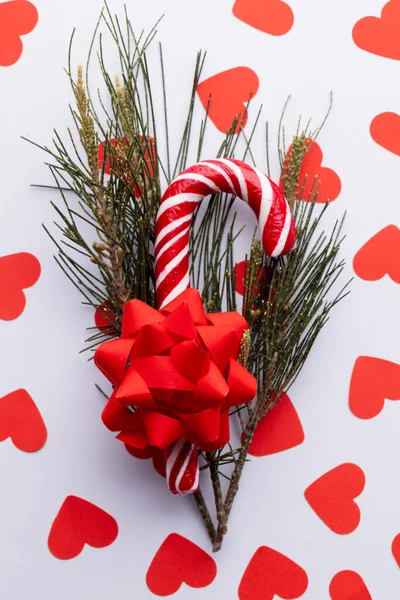 Різдвяна Тростина Подарунки Гілочки Ялинки Червоні Серця Білому Тлі Різдво — стокове фото