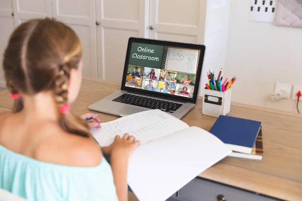 Menina Caucasiana Usando Laptop Para Videochamada Com Alunos Ensino Fundamental — Fotografia de Stock