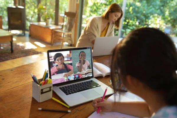 Menina Asiática Usando Laptop Para Videochamada Com Sorrindo Diversos Alunos — Fotografia de Stock