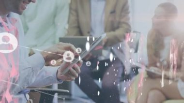 Akıllı telefon kullanan Kafkasyalı iş kadını üzerindeki simgelerle bağlantı ağının animasyonu. Küresel veri bağlantıları teknoloji ve dijital arayüz konsepti dijital olarak oluşturulmuş video.