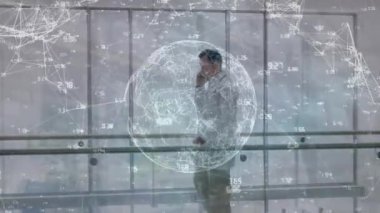 Kafkas erkek doktor üzerinden dünya ve veri işleme ağı bağlantılarının animasyonu. Küresel tıp, bağlantılar ve dijital arayüz konsepti dijital olarak oluşturulmuş video.