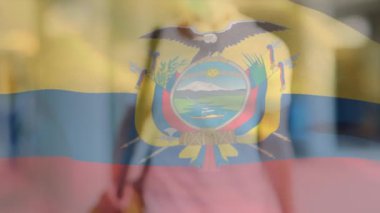 Ekvador bayrağının şehir caddesinde yüz maskesi takan Latin adamın üzerinde sallanışının animasyonu. covid 19 salgın konsepti boyunca dijital olarak üretilen küresel sağlık önlemleri.