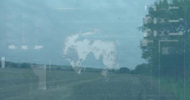 Mavi gökyüzüne karşı dönen yel değirmenlerinin üzerindeki veri işleme arayüzünün animasyonu. Yenilenebilir enerji ve iş teknolojisi kavramı