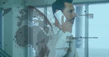 Akıllı telefon kullanan iş adamlarının dijital veri işleme animasyonları. Küresel iş, finans ve ekonomik kriz kavramı dijital olarak oluşturulmuş video.