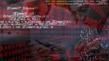 Fabrikada çalışan iki beyaz erkek mühendis üzerinde ikili kodlama ve veri işleme animasyonu. Küresel iş ve mühendislik teknolojisi kavramı