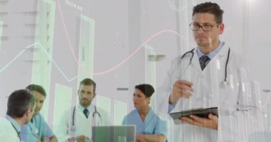 Bilgisayarı kullanan çeşitli doktorların istatistik ve finansal veri işleme animasyonları. Küresel tıp, iş, teknoloji ve veri işleme kavramı dijital olarak oluşturulmuş video.