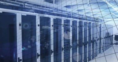 Sunucu odasında veri işleme animasyonu. Küresel bağlantılar ve dijital veri işleme kavramı dijital video oluşturuldu.