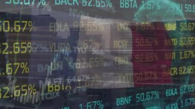 Fransa bayrağı ve şehir manzarası üzerinde grafik olan çok renkli ticaret kurulunun animasyonu. Dijital bileşik, çoklu pozlama, gökdelenler, borsa, yatırım, vatanseverlik, rapor, finans.
