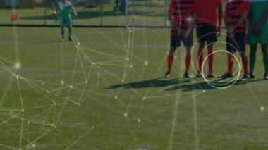 Çeşitli futbol oyuncuları üzerinden bağlantı ağının animasyonu. Dijital olarak oluşturulmuş küresel bağlantılar, spor ve dijital arayüz kavramı.
