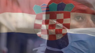 Şehir caddesinde maskeli Afro-Amerikan bir adamın üzerinde sallanan Hırvat bayrağının animasyonu. covid 19 salgın konsepti boyunca dijital olarak üretilen küresel sağlık önlemleri.