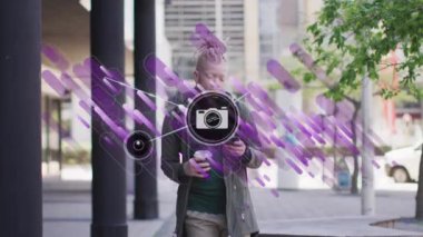 Akıllı telefon kullanan albino adam üzerinden kamera simgeleriyle bağlantı ağının animasyonu. Küresel ağlar, bağlantılar, teknoloji ve veri işleme kavramı dijital olarak oluşturulmuş video.