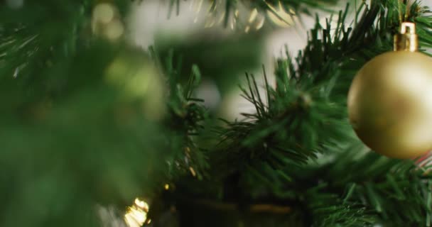 Großaufnahme Von Weihnachtskugeln Und Dekorationen Grünen Weihnachtsbaum Weihnachten Tradition Und — Stockvideo