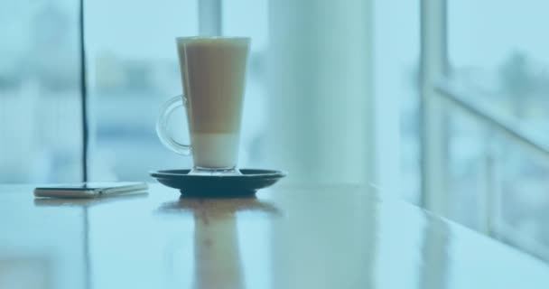 Animation Von Fallenden Mützen Über Geschäftsleute Die Ihr Smartphone Benutzen — Stockvideo