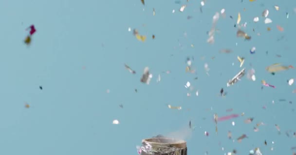 Vídeo Explodindo Festa Popper Caindo Confete Fundo Azul Festa Ano — Vídeo de Stock
