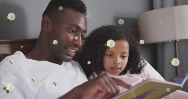 Mutlu Afro Amerikan Baba Kızının Kitap Okuması Üzerine Gül Animasyonu — Stok video