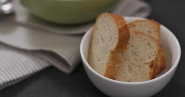 Video Einer Gemüsecremesuppe Schüssel Auf Grauem Tisch Mit Brot Amerikanische — Stockvideo