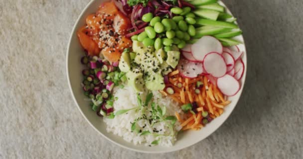 Sammansättning Skål Med Ris Lax Och Grönsaker Vit Bakgrund Mat — Stockvideo