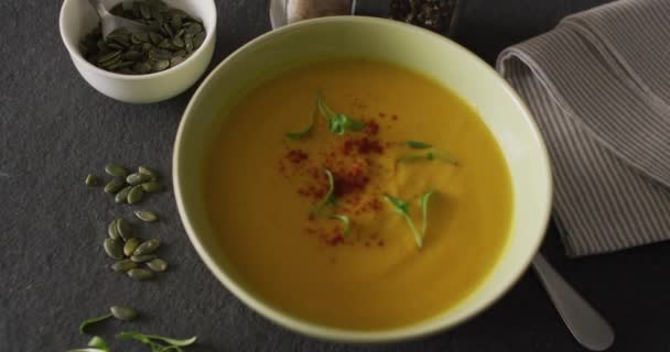 Kremalı Sebze Çorbasının Gri Masada Kabak Çekirdekli Videosu Amerikan Mutfağı — Stok video