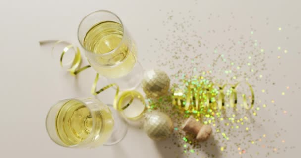 Video Testa Due Bicchieri Champagne Sughero Con Stelle Filanti Oro — Video Stock
