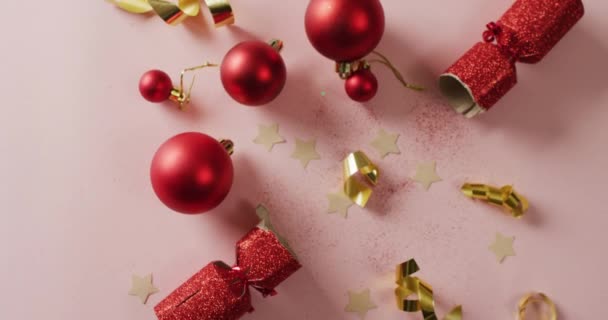 Video Von Weihnachtskugeln Dekorationen Und Weihnachtsgeschenken Auf Rosa Hintergrund Weihnachten — Stockvideo