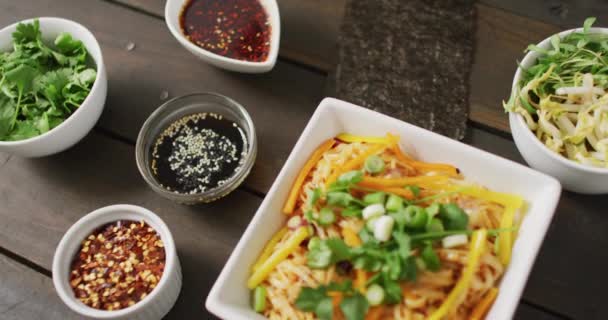Sammansättning Skålar Med Pad Thai Grönsaker Såser Och Kryddor Trä — Stockvideo